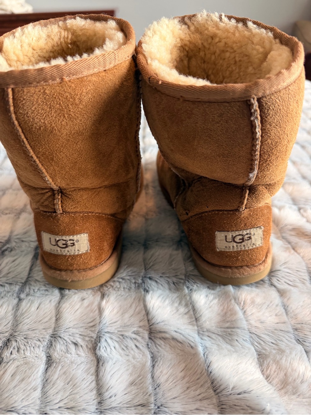 UGG Women’s Classic Short Boot in Chestnut SIZE 5